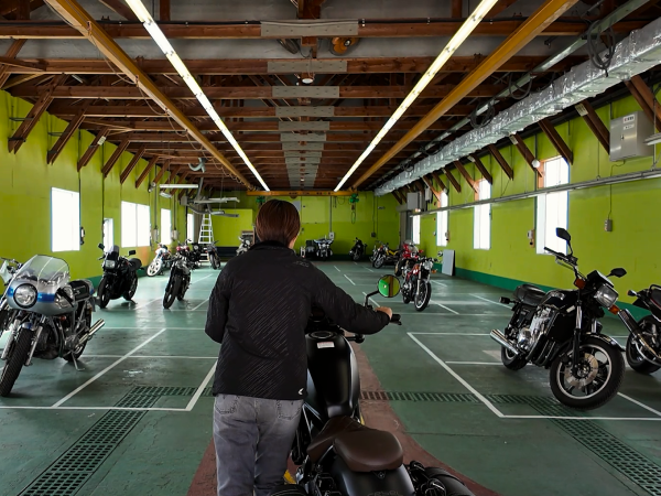 バイクが並ぶ屋内保管施設