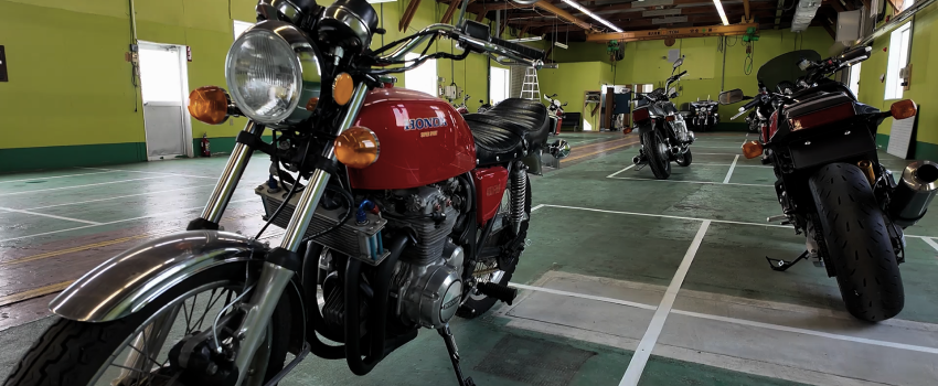 旧車とバイクが並ぶガレージのイメージ