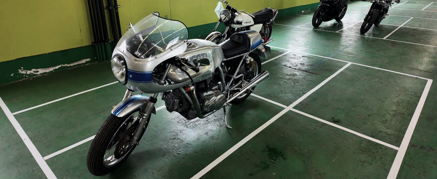 旧車バイクを整備するガレージのイメージ